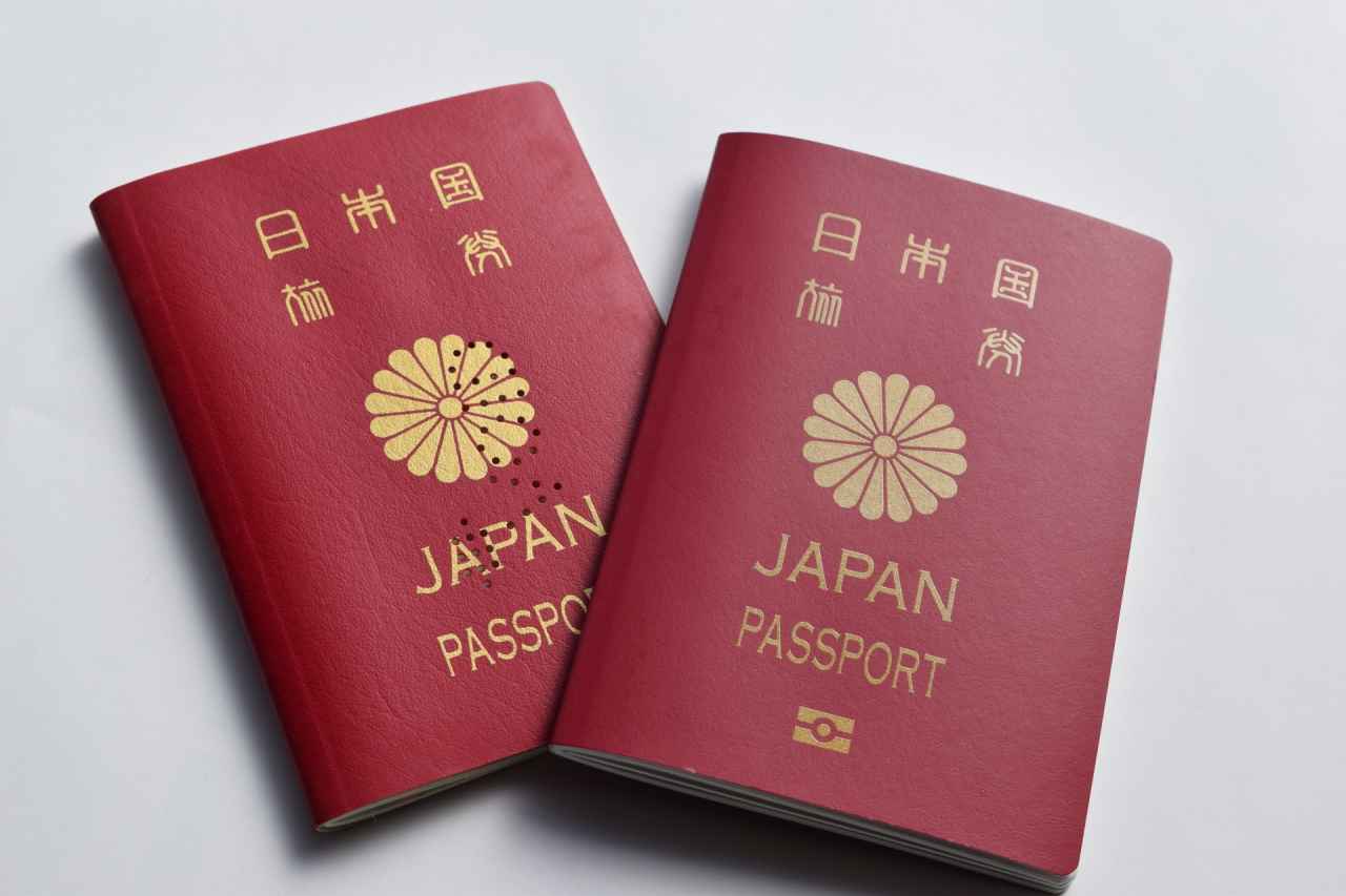 古いパスポートと新しパスポート