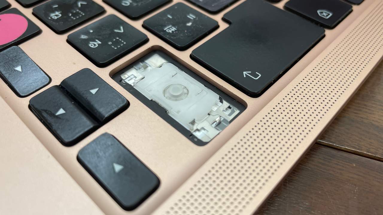 Macbook Air M1のキーボードにビールで10万円の治療費